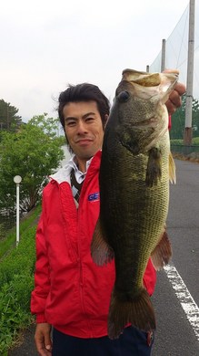 琵琶湖のオカッパリでデカバス釣れる 56cm 5月6日.jpg